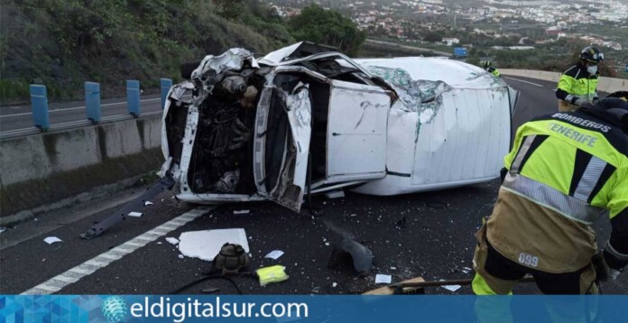 accidente-bomberos-de-tenerife-040826 Archivo. Efectivos de Bomberos intervienen en las labores de rescate tras un accidente de tráfico.