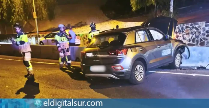 accidente coche 250826 Bomberos de Tenerife intervienen tras el accidente de un vehículo contra un muro en la rotonda de Guaza, en Arona.
