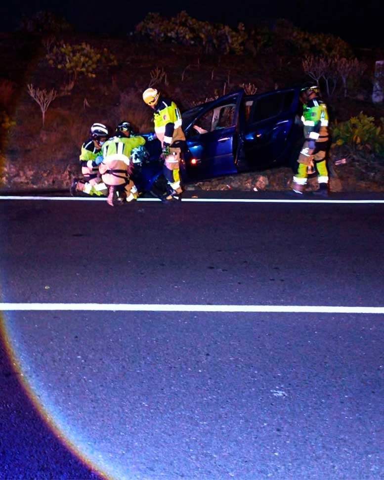 Uno de los vehículos implicados en el siniestro quedó desplazado en el arcén de la carretera TF-64 como consecuencia del fuerte impacto frontal