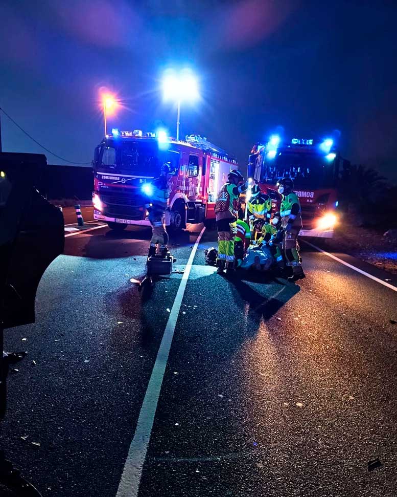 Efectivos del Consorcio de Bomberos de Tenerife trabajan en la excarcelación de los ocupantes atrapados tras la fuerte colisión frontal registrada en la carretera TF-64, a la altura de El Médano