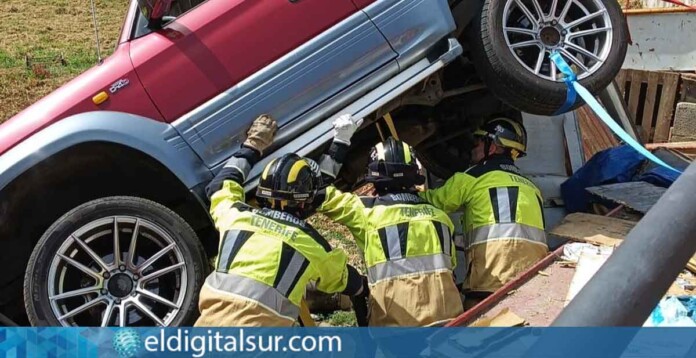 accidente-palo-blanco-050826 Labores de estabilización del vehículo accidentado en Palo Blanco, en Los Realejos / Bomberos de Tenerife