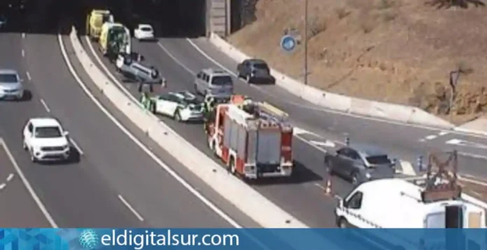 El vehículo quedó volcado en la autopista TF-2, en Santa Cruz de Tenerife, tras el accidente que dejó tres personas heridas