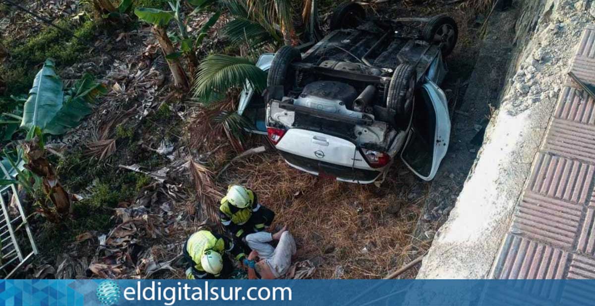 accidente-tejina-100826 Bomberos de Tenerife excarcelan a una persona atrapada tras caer un vehículo en una huerta en Tejina
