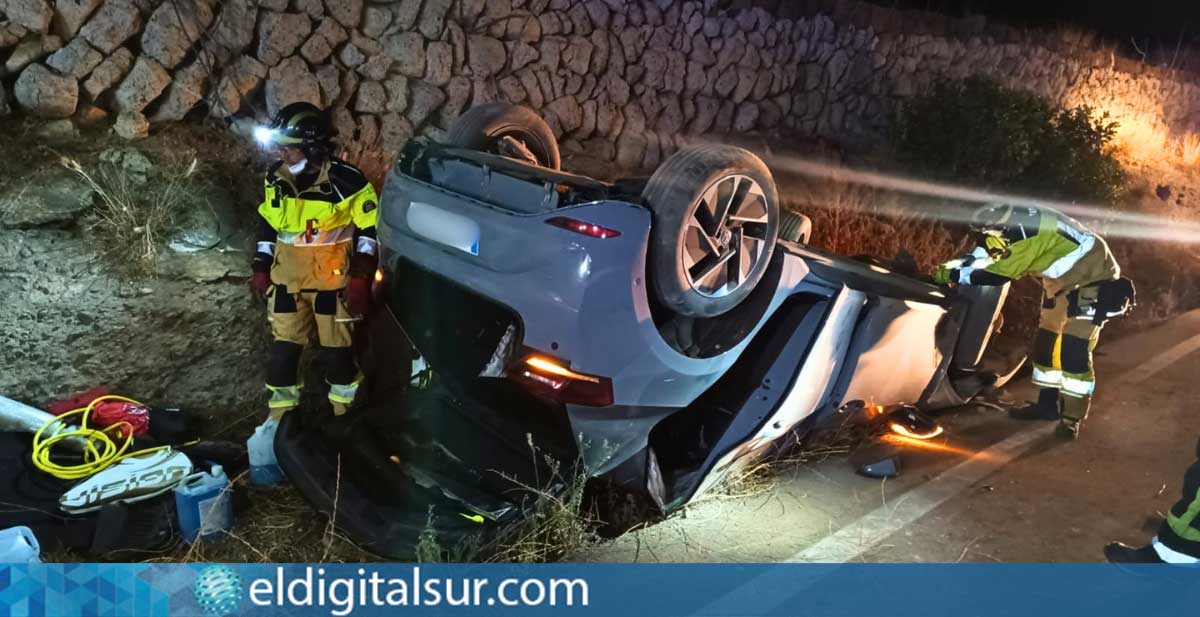 Bomberos de Tenerife aseguran un coche eléctrico volcado tras impactar contra un muro en la TF-28