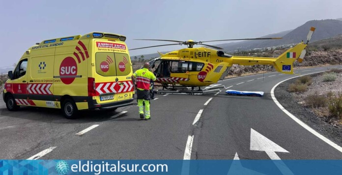 Una ambulancia del Servicio de Urgencias Canario (SUC) y el helicóptero medicalizado