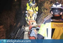 Efectivos colaboran con el Servicio de Urgencias Canario (SUC) durante las labores de porteo de una persona en Vilaflor