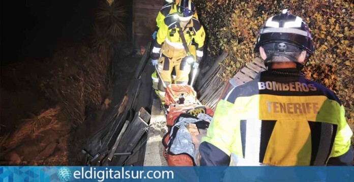 apoyo-bomberos-250826 Efectivos colaboran con el Servicio de Urgencias Canario (SUC) durante las labores de porteo de una persona en Vilaflor