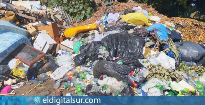 Acumulación de basura en la zona de Cabeza Guanche, cuyo estado ha sido denunciado por el Grupo Municipal Socialista de San Juan de la Rambla