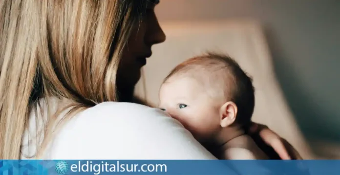 Una madre sostiene a su bebé durante la lactancia