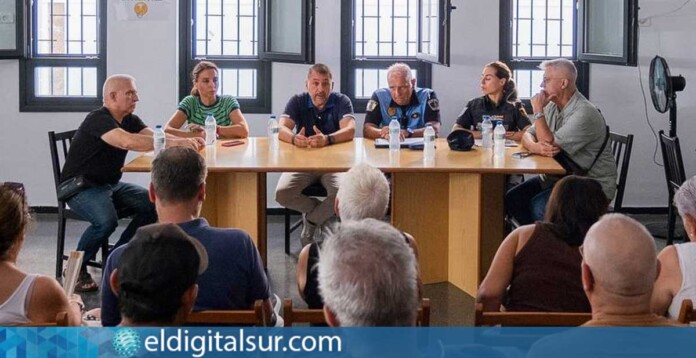 Reunión entre vecinos de Somosierra, representantes municipales y responsables de los cuerpos de seguridad para abordar el dispositivo de vigilancia y los problemas de seguridad del barrio