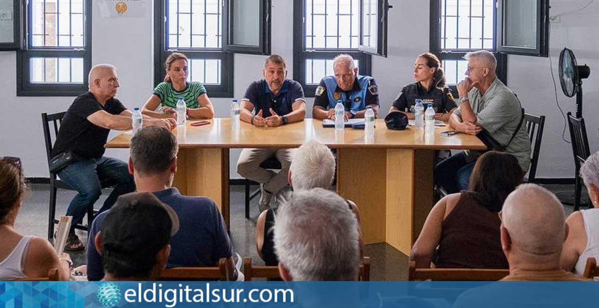 bermudez-070826 Reunión entre vecinos de Somosierra, representantes municipales y responsables de los cuerpos de seguridad para abordar el dispositivo de vigilancia y los problemas de seguridad del barrio