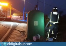 Efectivos del parque de Güímar realizan las labores de refresco y remate tras extinguir un conato de incendio de rastrojos junto a unos contenedores en Fasnia