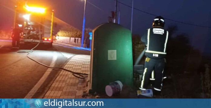 bomberos-incendio-052826 Efectivos del parque de Güímar realizan las labores de refresco y remate tras extinguir un conato de incendio de rastrojos junto a unos contenedores en Fasnia