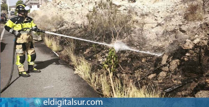bomberos-sofocan-fuego-050826 Efectivos de Bomberos de Tenerife durante las labores de extinción del incendio de basuras y rastrojos en un solar de San Isidro