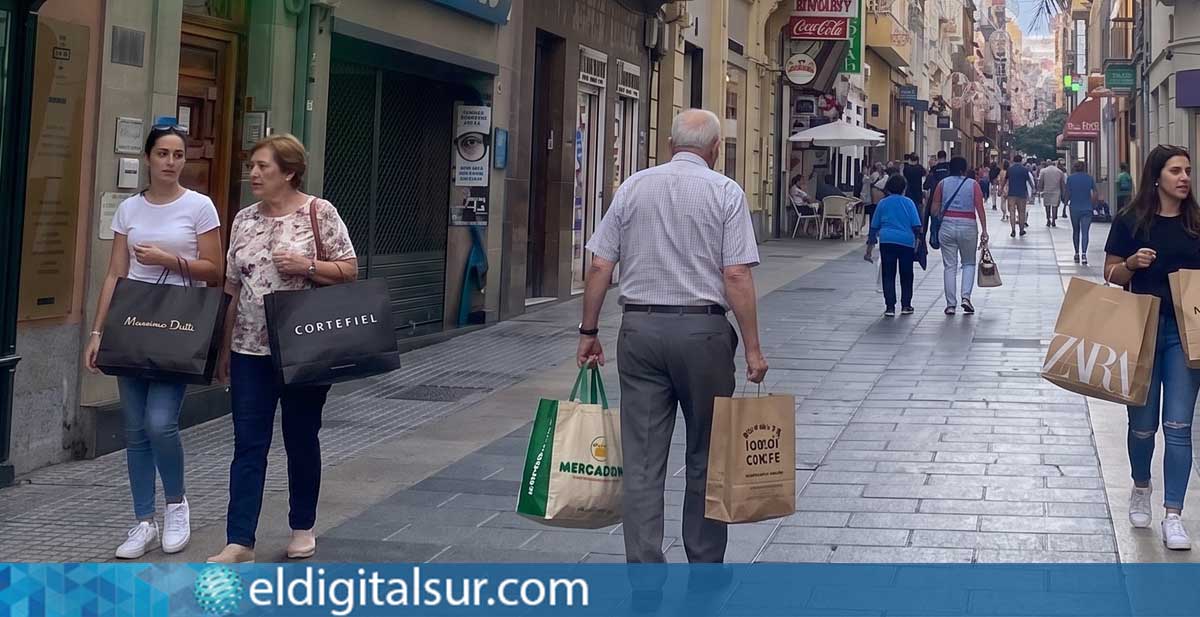 bonos-consumo-santa-cruz-personas-compras-030826 Personas pasean con bolsas de compra por