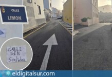 Calle Limón, en Cabo Blanco, donde los vecinos han colocado carteles improvisados para advertir de que la vía no tiene salida ante la confusión generada por los desvíos de tráfico