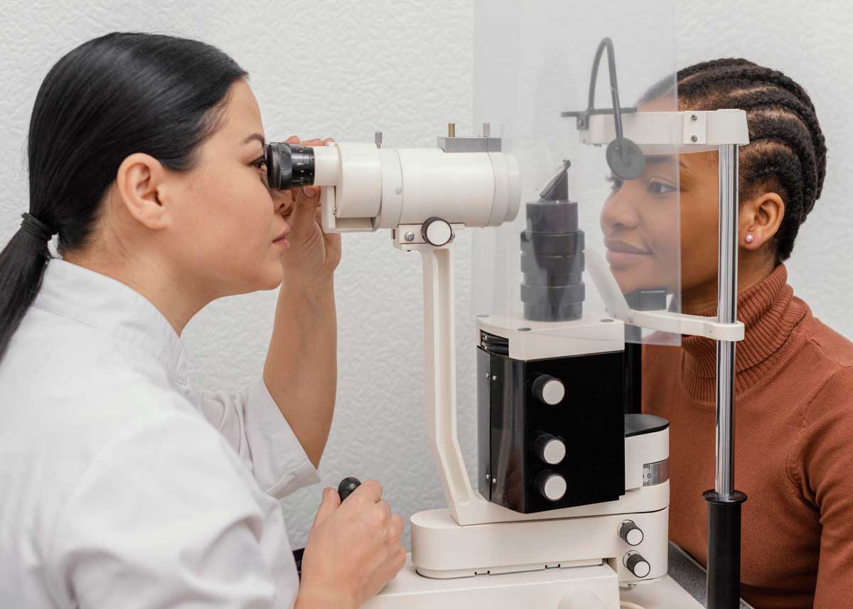 Doctor revisando ojos de mujer de cerca / Foto: Magnific