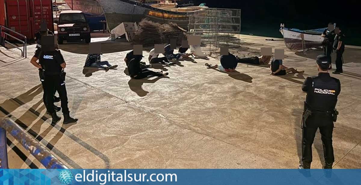 detenidos-canarias-140826 Agentes de la Guardia Civil, la Policía Nacional y la DAVA durante la operación que culminó con la detención de diez personas y la incautación de unos 400 kilos de hachís