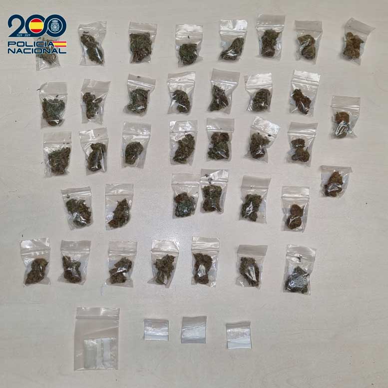 Parte de las sustancias estupefacientes intervenidas por la Policía Nacional durante la operación en Las Verónicas, Arona