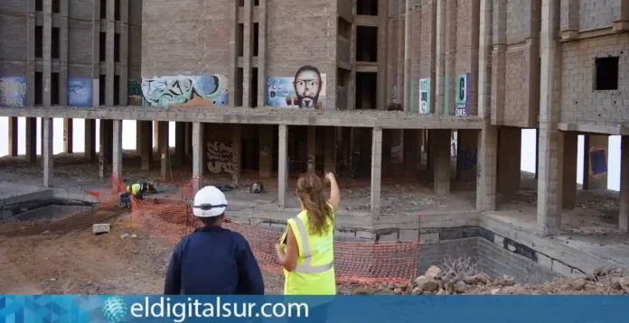 El Ayuntamiento de Santa Cruz ha demolido varios tramos de escaleras para dificultar el acceso a las plantas superiores del inacabado hotel de Añaza