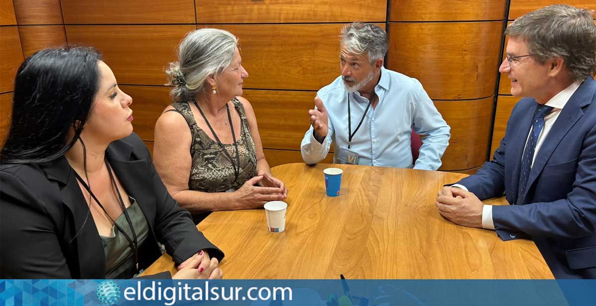 La concejal del sector primario del Ayuntamiento de Arona, Melania Santos, junto al portavoz del grupo parlamentario Vox en el Parlamento de Canarias, Nicasio Galván, y los representantes de FENAPA Carmen Díaz y Carlos Braun Borges, durante los encuentros mantenidos con la federación para abordar la situación de la pesca artesanal y las demandas del sector en Canarias
