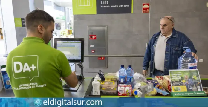 Una persona realiza sus compras en un supermercado