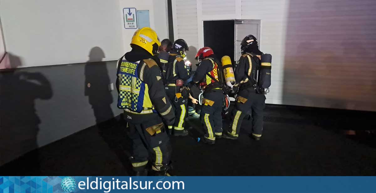 Los servicios de emergencia evacúan a uno de los afectados tras el incendio registrado en el hotel de Adeje.
