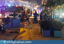 Bomberos trabajan en las labores de extinción y ventilación tras el incendio registrado en el sótano de un hotel de Adeje