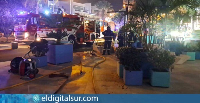 Bomberos trabajan en las labores de extinción y ventilación tras el incendio registrado en el sótano de un hotel de Adeje