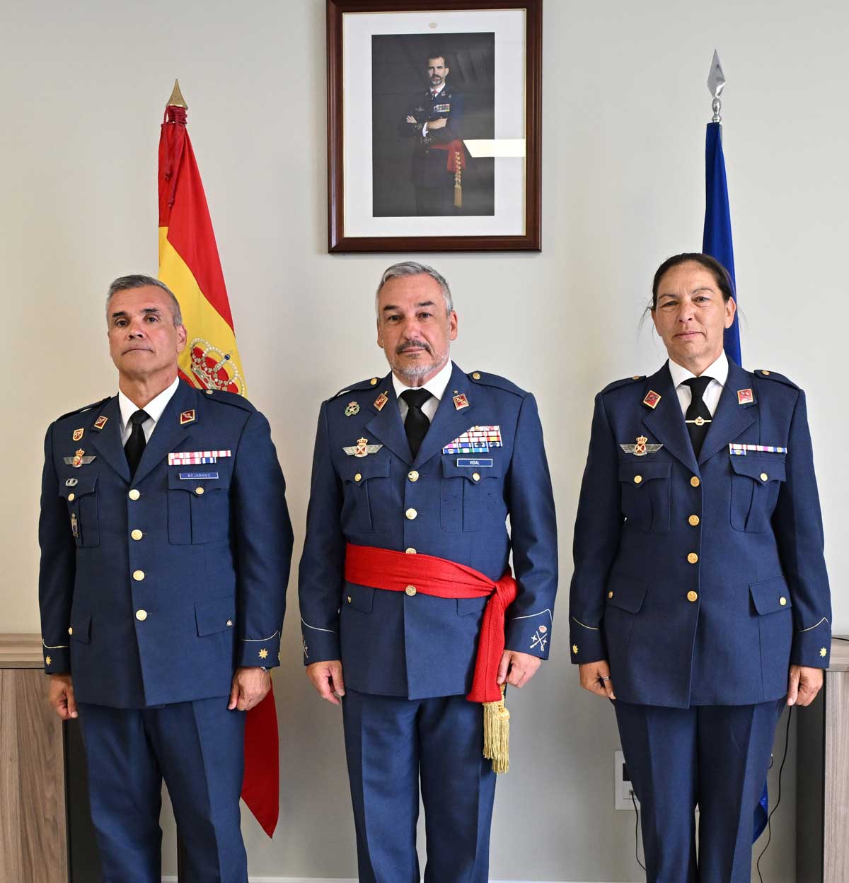 De izquierda a derecha, el teniente coronel Víctor Manuel Pastor, el general de división Francisco Javier Vidal Fernández y el comandante García, durante el acto de toma de posesión en la Base Aérea de Gando