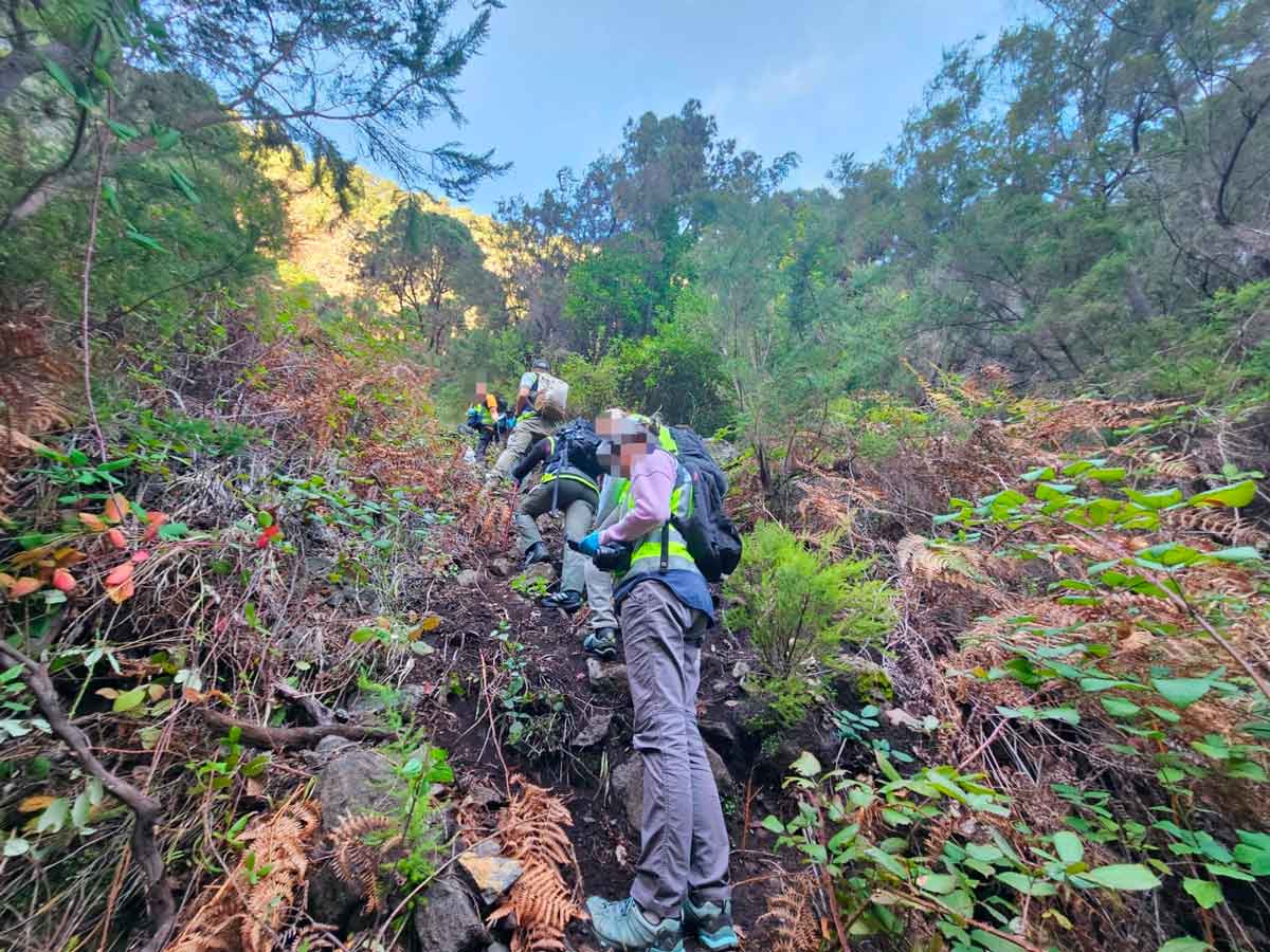 Efectivos de la Policía Nacional inspeccionan el terreno donde fue localizado el cuerpo de María Penélope S.A., dentro de una investigación que continúa abierta