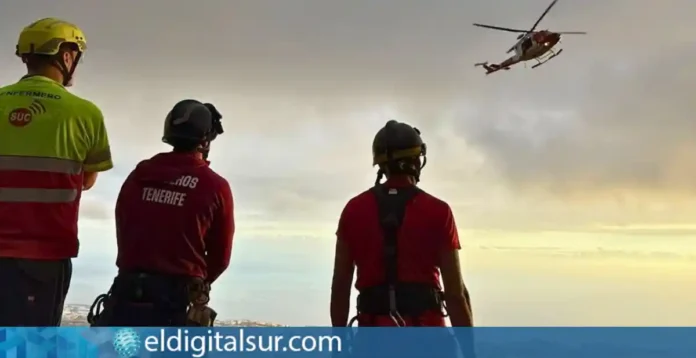 Bomberos y equipos de emergencia participan en el rescate de los dos ocupantes de un parapente accidentado en la zona de Taucho, en Adeje