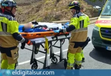 Efectivos de emergencia rescatan al motorista tras precipitarse por un barranco de unos diez metros en San Miguel de Abona