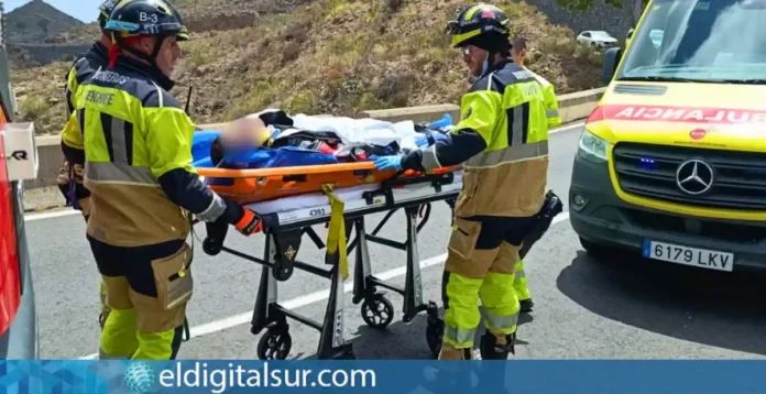 rescate motorista 240826 Efectivos de emergencia rescatan al motorista tras precipitarse por un barranco de unos diez metros en San Miguel de Abona