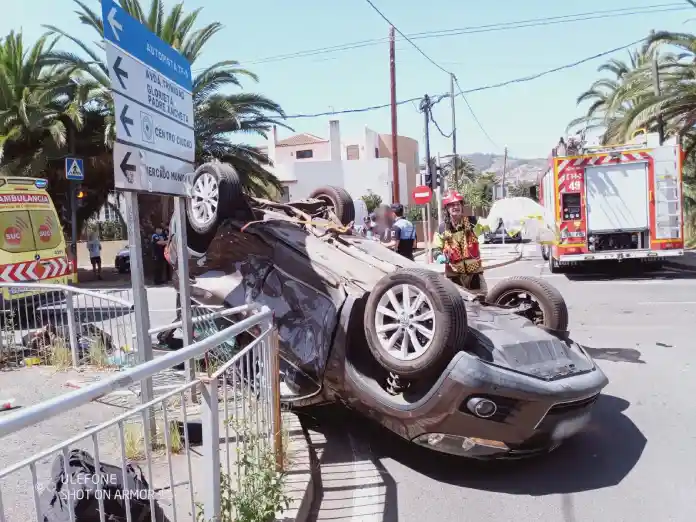 Bomberos intervienen en un accidente de tráfico registrado en La Laguna