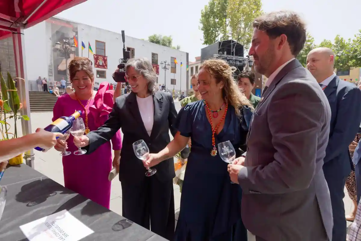 Brindis con vino de la Denominación de Origen Tacoronte-Acentejo durante las Fiestas del Cristo de Tacoronte.