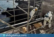 Operarios trabajan en la sustitución manual del colector de Punta Brava