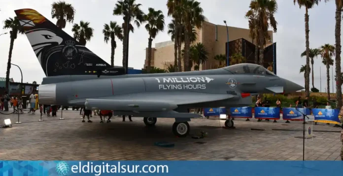 Eurofighter 070926 Réplica a tamaño real del Eurofighter instalada en el Centro Comercial Las Arenas de Las Palmas de Gran Canaria