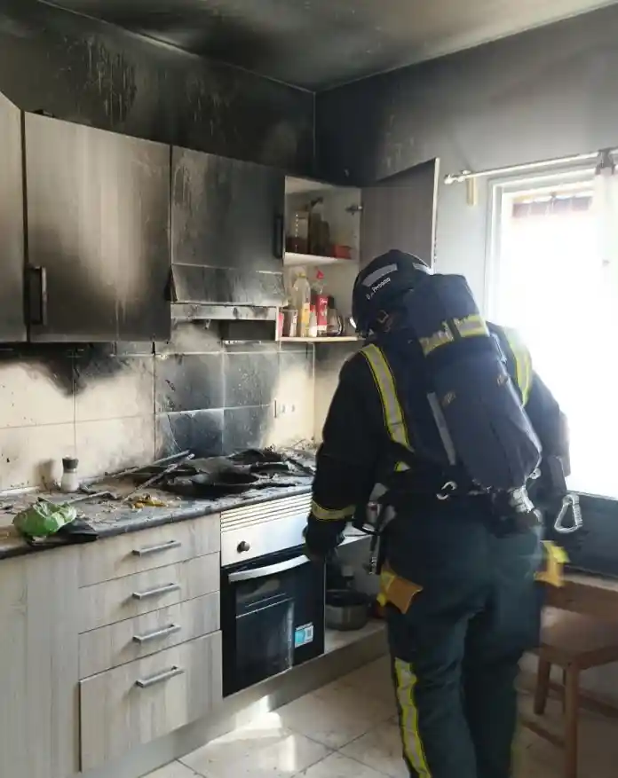 Bomberos extinguen un incendio en una vivienda de Arona
