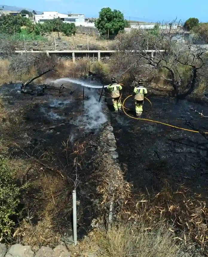 Bomberos intervienen en un incendio de rastrojos en Güímar