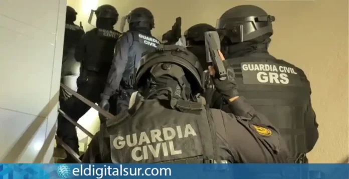 Agentes del Grupo de Reserva y Seguridad (GRS) de la Guardia Civil durante el operativo de la operación Ibermellow