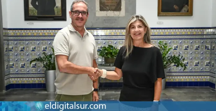 Margarita Cejas y Oliver Armas, durante la reunión celebrada en Arucas para coordinar nuevas acciones de impulso al empleo y la actividad comercial del municipio