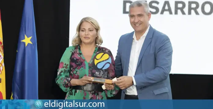 Davinia Domínguez, presidenta de la Fundación DinoSol, recoge el reconocimiento al proyecto “Alimentos con Vida”