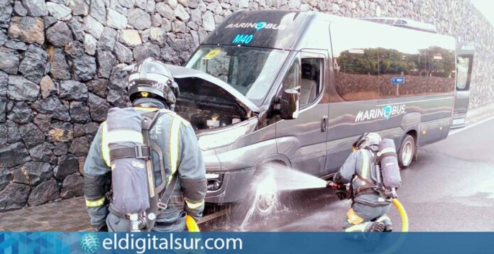 Bomberos de Tenerife intervienen en el incendio de una guagua en Las Chumberas