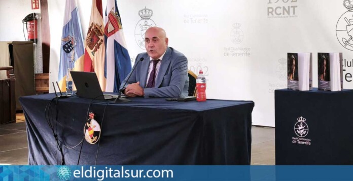 Nelson Díaz Frías, durante la conferencia sobre la vida de Rosalía Gómez en el Real Club Náutico de Tenerife