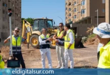 Inicio del asfaltado del aparcamiento de la avenida Príncipes de España, en Santa Cruz