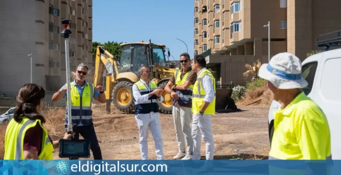 Inicio del asfaltado del aparcamiento de la avenida Príncipes de España, en Santa Cruz