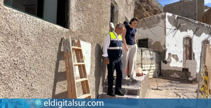 Dámaso Arteaga visita las obras de rehabilitación de las viviendas de El Porís