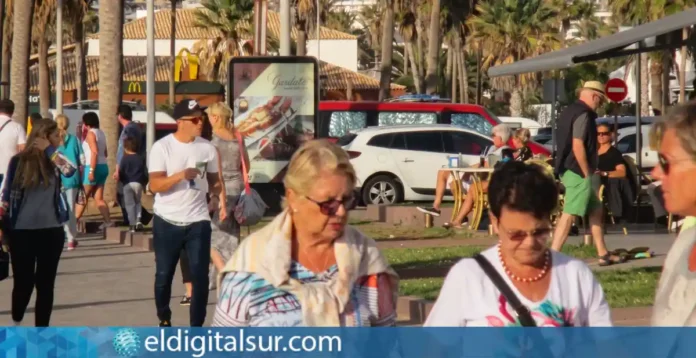 Personas caminan por una zona urbana de Tenerife