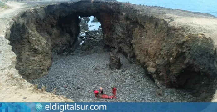 Bomberos rescatan a una persona en la costa del Faro de Buenavista del Norte